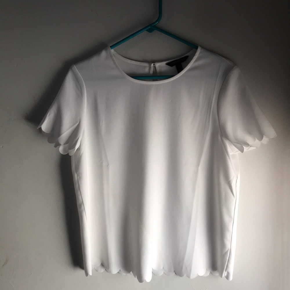 🎉HP🎉Scalloped White Top from Banana Republic